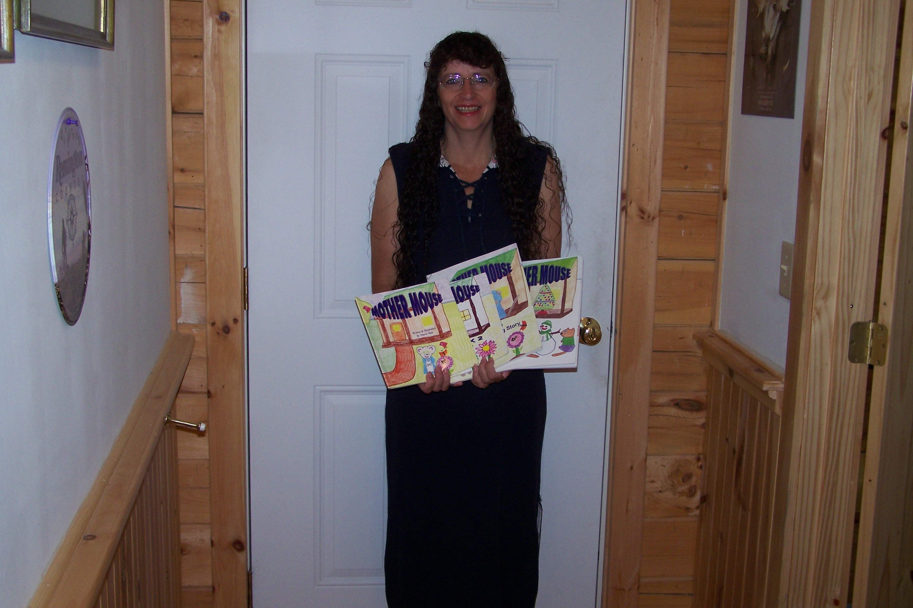 authorphotowithmothermousebooks.jpg